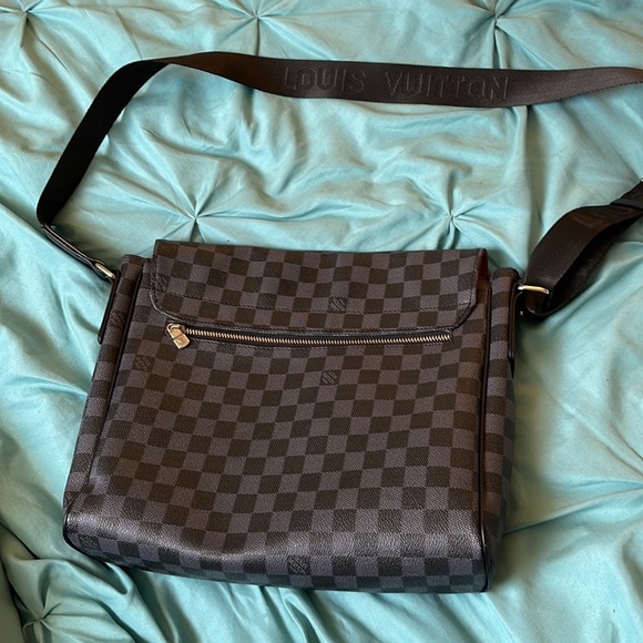 Lv man bag all black - Picture 2 of 2